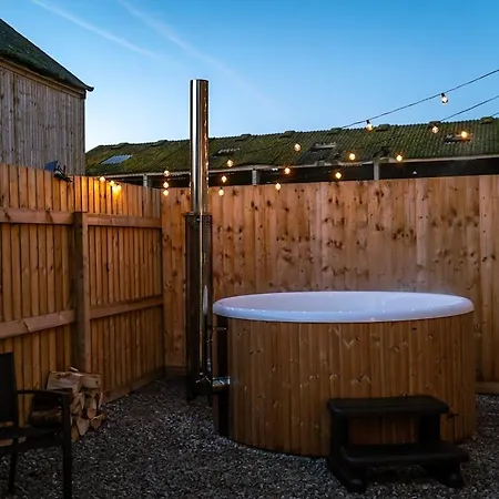 Unique Luxury Barn With Private Wood-fired Hot Tub شقة